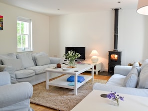 Light & airy living room with wood burner | Llangrannog - Cei Newydd, Mwnt and Llangrannog, Nanternis near New Quay