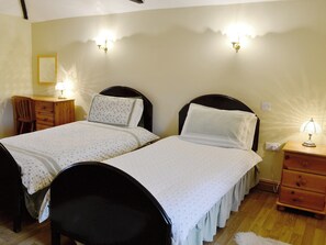 Twin bedroom | Nettleton Grange - Wykham, Nettleton