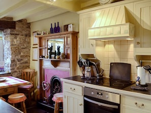 Characyerful kitchen/ dining area | Mullions - Mullions and Mushroom Cottage, Castleton