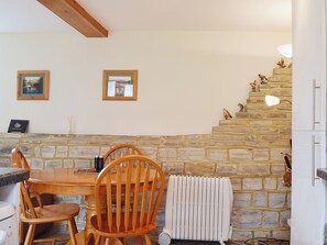 The dining table is between th kitchen area nd the living area | The Byre, Bidford-on-Avon, near Alcester
