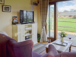Light and airy living area | The Cart Lodge, Hooe, Battle