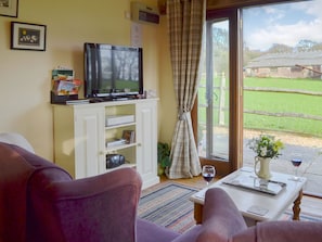 Light and airy living area | The Cart Lodge, Hooe, Battle