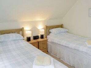Relaxing twin bedroom | Rowan Cottage - Glenrossal Cottages, Rosehall, near Lairg