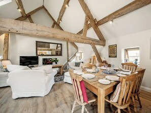 Open plan living/dining room/kitchen | The West Barn, Hanley Castle