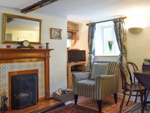 Lovely traditional living/dining room with open fireplace | Westover Cottage, Nr. Abingdon
