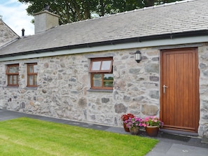 Pretty cottage | Seion - Fferm Y Garth, Y Felinheli, near Bangor