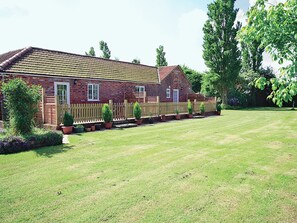 Shared garden | Moorhen Cottage, Leverton