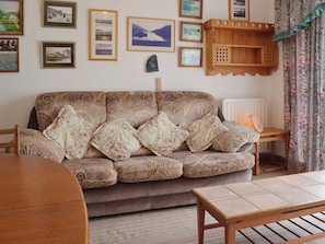 Comfortable living/dining room | Glan-Mor, Pwllheli