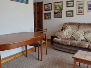 Living/dining room with classic dining table | Glan-Mor, Pwllheli