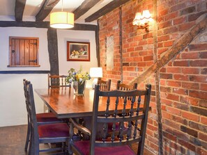 Lovely beamed dining room | Tudor Cottage - Tudor Cottages, Romsey