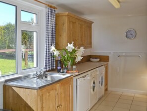 Well equipped kitchen | Granny Bond’s Farmhouse - Craneham Farm, Buckland Brewer