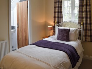 Single bedroom with en-suite | Holly Cottage, Longhoughton, near Alnwick