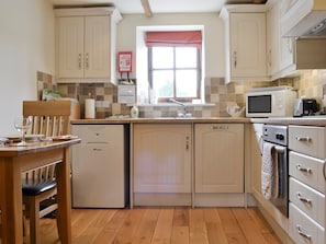 Well-equipped fitted kitchen | Shepherds Den - Drayton Farm Barns, East Meon, Petersfield