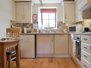 Well-equipped fitted kitchen | Shepherds Den - Drayton Farm Barns, East Meon, Petersfield
