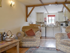 Welcoming open plan living space | Shepherds Den - Drayton Farm Barns, East Meon, Petersfield