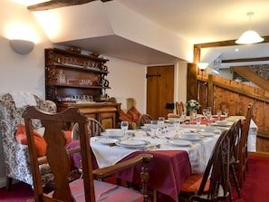 Spacious and confortable living and dining area | Stoke Court Farm Barn, Stoke St Milborough, near Ludlow