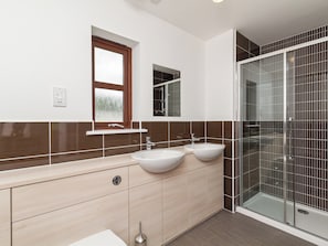 Appealing en-suite shower room | Birch Corner, Aviemore