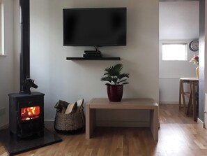 Light and airy living room with wood burner | Heron’s Rest Cottage - Milton, Drumnadrochit, near Inverness