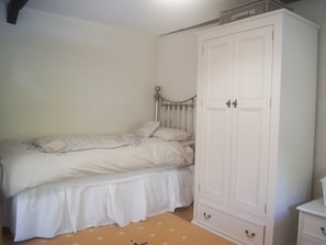 Twin bedroom | Dol Llan, Llangrannog