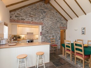 Open plan living/dining room/kitchen | Yr Hen Stabl, Tregaron