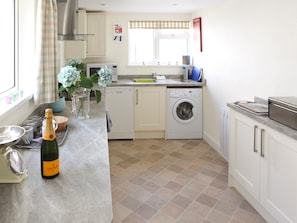 Well-equipped fitted kitchen | Manor Cottage, West Pentire