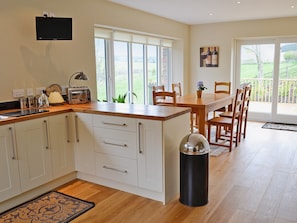 Kitchen/diner | Riverbank Cottage - Hole House Farm Cottages, Pooley Bridge, nr. Ullswater