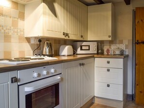 Well-equipped kitchen | Ivy Cottage, Aldwark, near Matlock