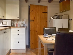 Convenient kitchen/diner | Ivy Cottage, Aldwark, near Matlock