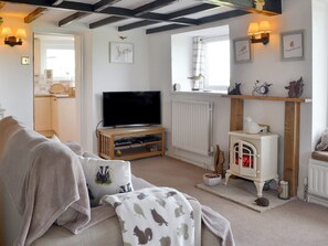 Cosy living room with beamed ceiling | Salem Fach, Llanfairynghornwy