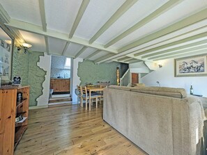 Living room/dining room | Ystabl - Mwdlwscwm Farm, Llannon, Llanelli