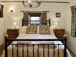 Comfortable double bedroom | Mushroom Cottage - Mullions and Mushroom Cottage, Castleton