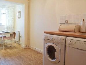 Through kitchen and dining area | Valeview Cottage, Great Malvern