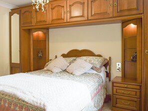 Relaxing double bedroom with fitted storage | No 2 Pengraig Draw - Pengraig Cottages, Near Llanfarian