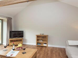 Spacious lounge area | Property 2 - Rew Farm Barns, Ventnor