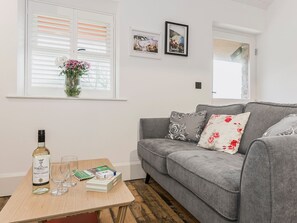 Beautifully finished Contemporary open plan living room, kitchen and dining area | Ty&middot; Sam - Ty Coch Chatham, Llandwrog, near Caernarfon