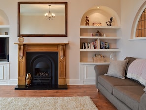 Delightful architectural features in the living room | Oaklands View, Scarborough