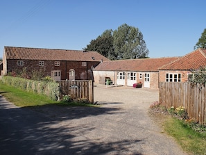 Exterior | Bridge Farm Holiday Cottages - Meadow View, Brigham