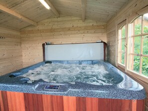 Bracken Log Cabin hot tub | Bracken Log Cabin, Glenfarg