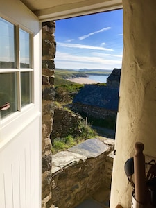 Cosy Cottage with stunning coastal views at the foothill of Carn Llidi mountain