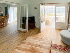 Living room through to the conservatory | Caefadog Fach, Barmouth