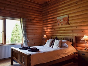 Double bedroom | Fingask Log Cabin, Glenfarg