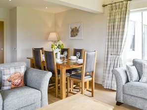 Convenient dining area | Paddockhall Cottages- Veleta - Paddockhall Cottages, Linlithgow, near Edinburgh 