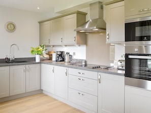 Well-appointed fitted kitchen | Paddockhall Cottages- Veleta - Paddockhall Cottages, Linlithgow, near Edinburgh 