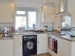 Well-equipped fitted kitchen | Puffins, Port Isaac