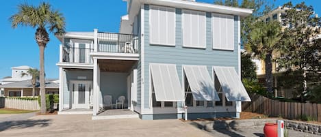 Sterling Stay - beautiful 5-bedroom beach house - just steps to the beach!