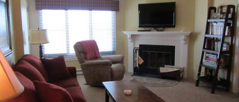Spacious living area, flat screen TV, Wifi and cable