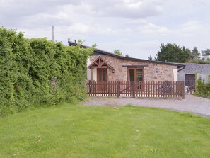 Grade ll listed, attractive, 16th century barn conversion | Orchard View Barn - Little Clyst William Farm Cottages, Plymtree, near Cullompton