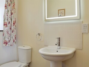 En-suite shower room | Pear Tree Cottage - Hagg Farm Cottages, Kirkbymoorside