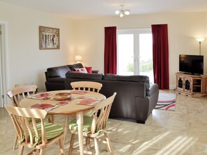 Open plan living/dining room/kitchen | St Anne&rsquo;s Cottages - Sunset Cottage, Chickerell, nr. Weymouth