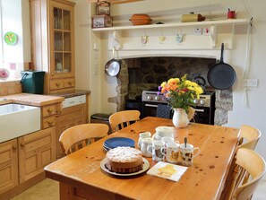 Traditional kitchen with breakfast area | Dunley Farmhouse, Bovey Tracey, near Newton Abbot